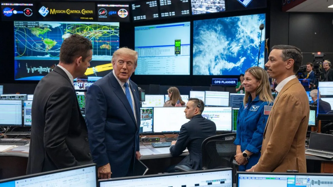 Presidente Trump liga-se a conferência da NASA