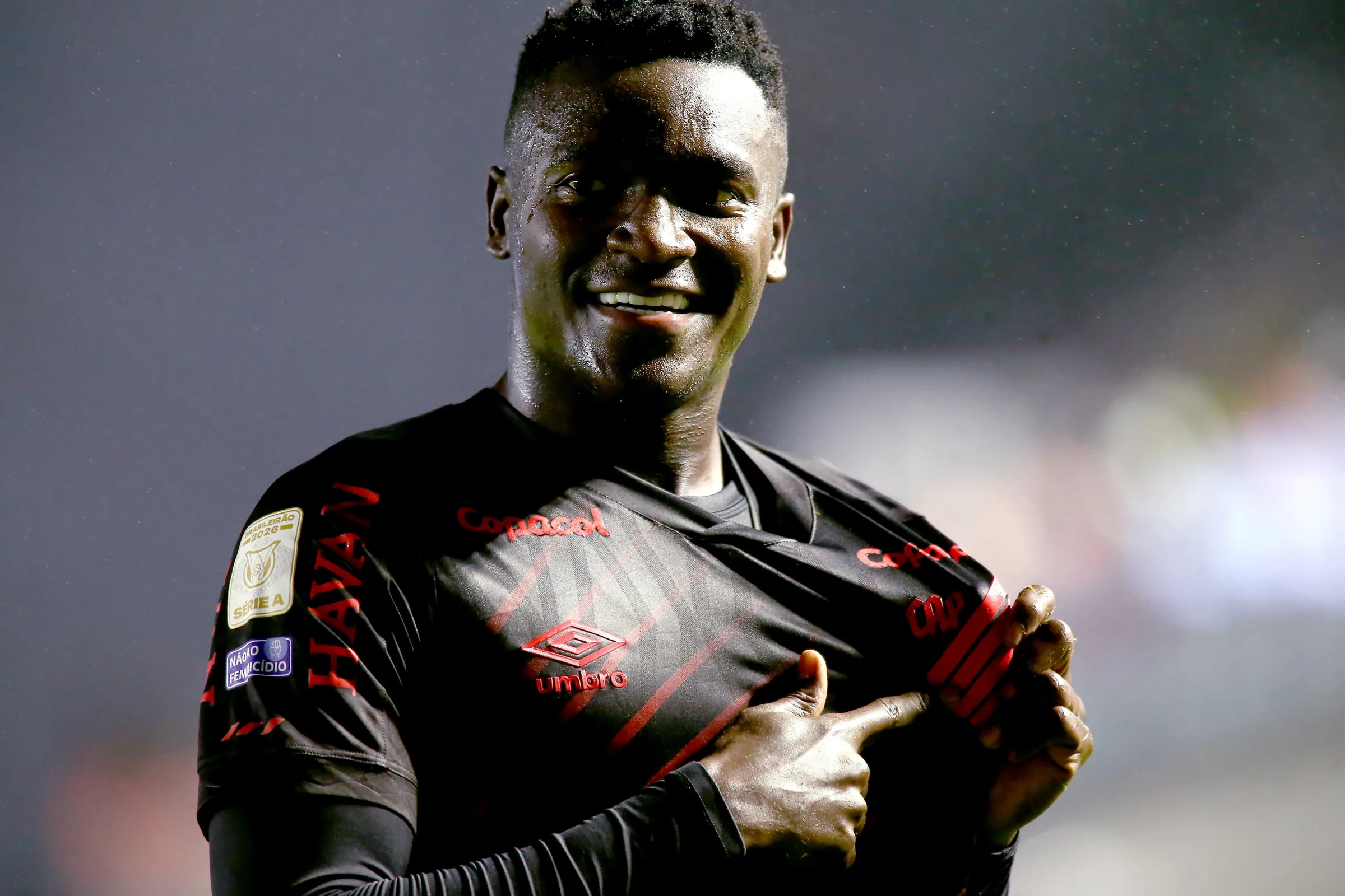 Athletico encaminha renovação com Kevin Viveros