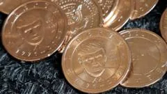 Trump torna-se primeiro presidente vivo a figurar em moeda dos EUA