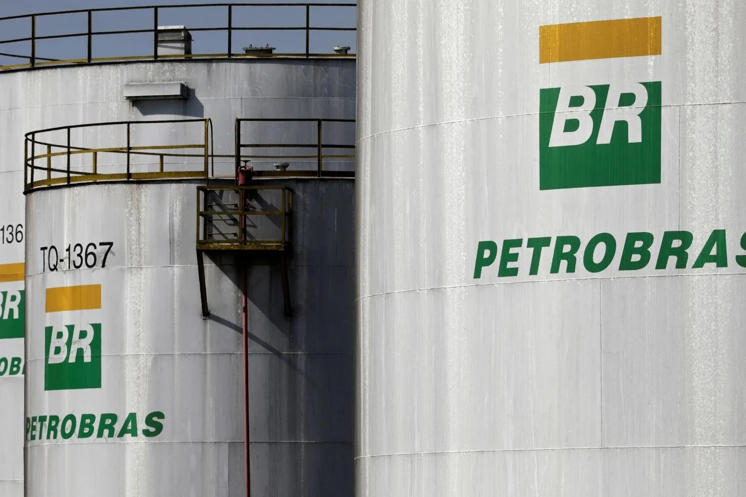 Petrobras ajusta preço da gasolina para distribuidoras