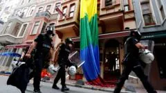 Polícia turca detém dezenas em operações contra ativistas LGBTQ+