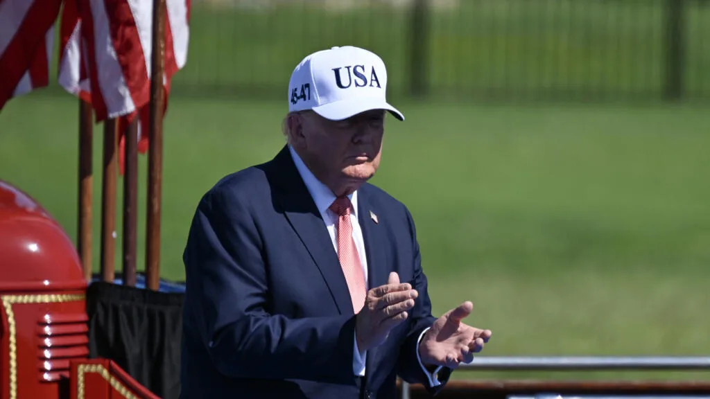 Estados Unidos impõe banimentos a produtos canadenses em meio a disputa comercial