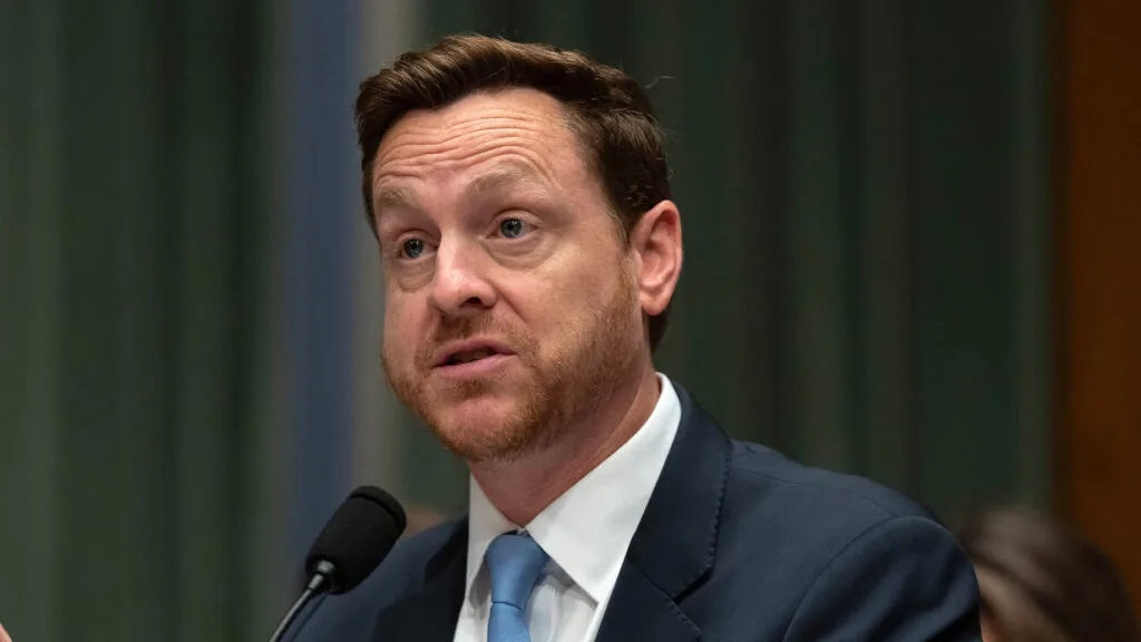 Senadores destacam poder de Chris Klomp em audiências