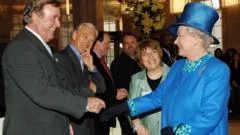 Ex-presentador da BBC questiona papel da família real em novo documentário