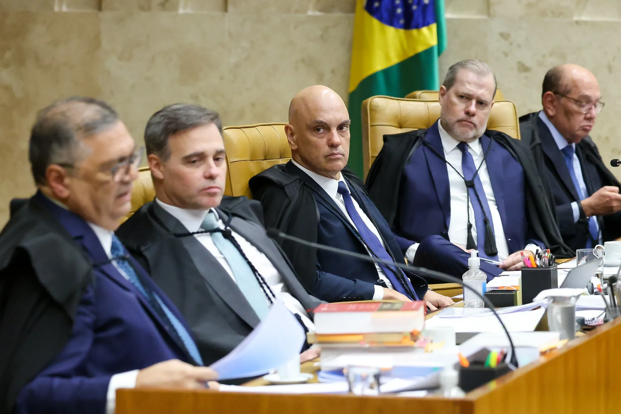 Ala de Moraes busca ampliar crise e disputa controle das investigações