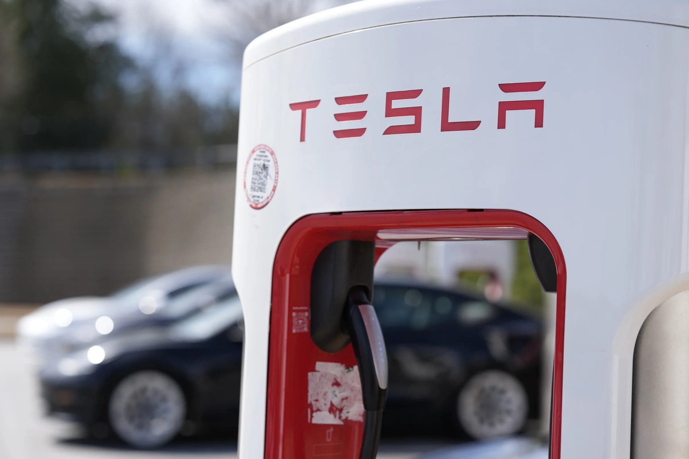 Tesla enfrenta julgamento por suposta discriminação contra trabalhadores negros