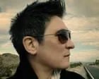 KD Lang fala sobre sua formação nas praias canadenses e colaborações musicais