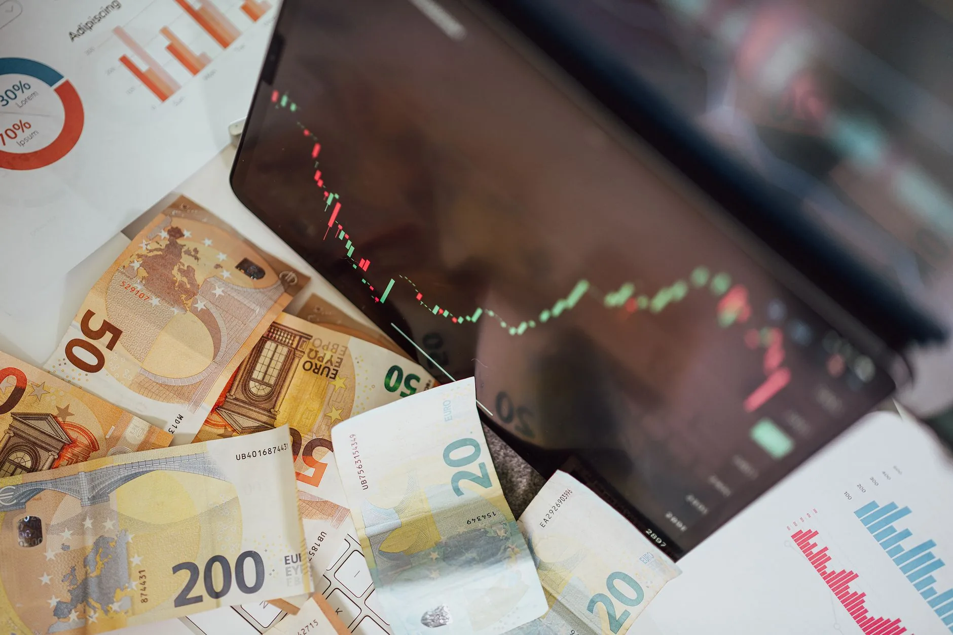 Bolsas europeias operam em baixa com cautela por pressões inflacionárias