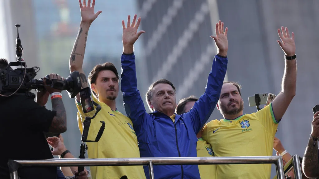 Bolsonaro filhos disputam eleição no sul do Brasil