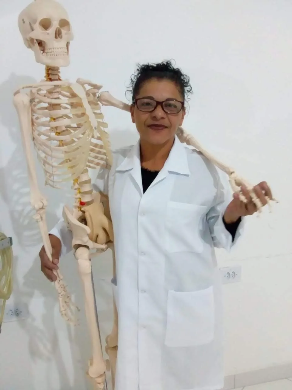 Aluna do EJA tira 9 em geografia e comemora com neto