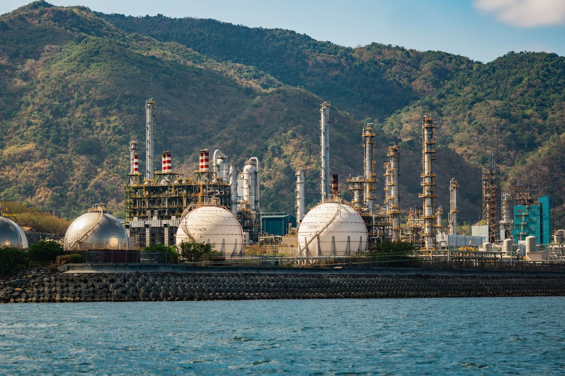 Refinarias japonesas têm abastecimento adequado até novembro