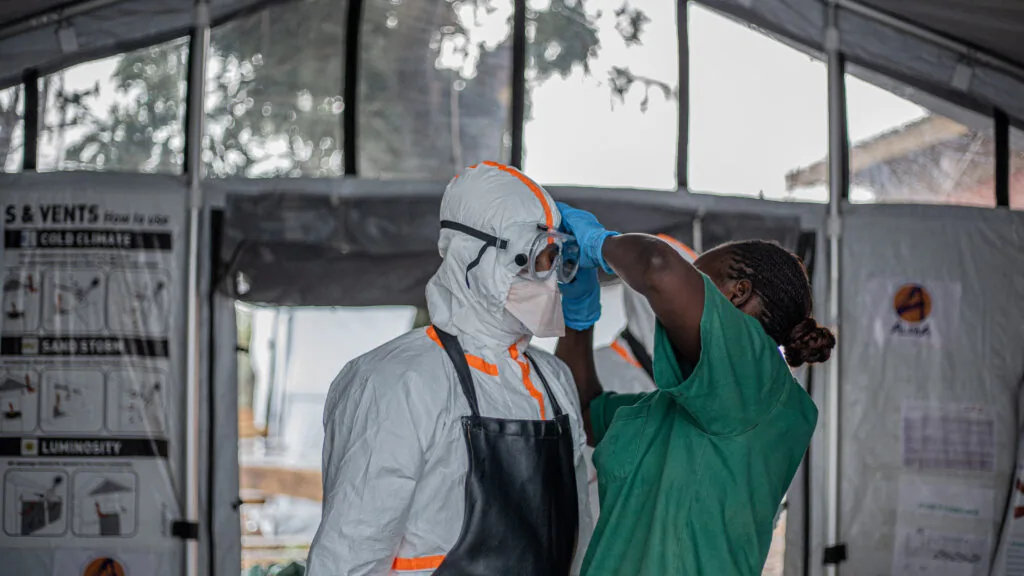 Organização Mundial da Saúde expressa otimismo cauteloso sobre controle da epidemia de Ebola no Congo