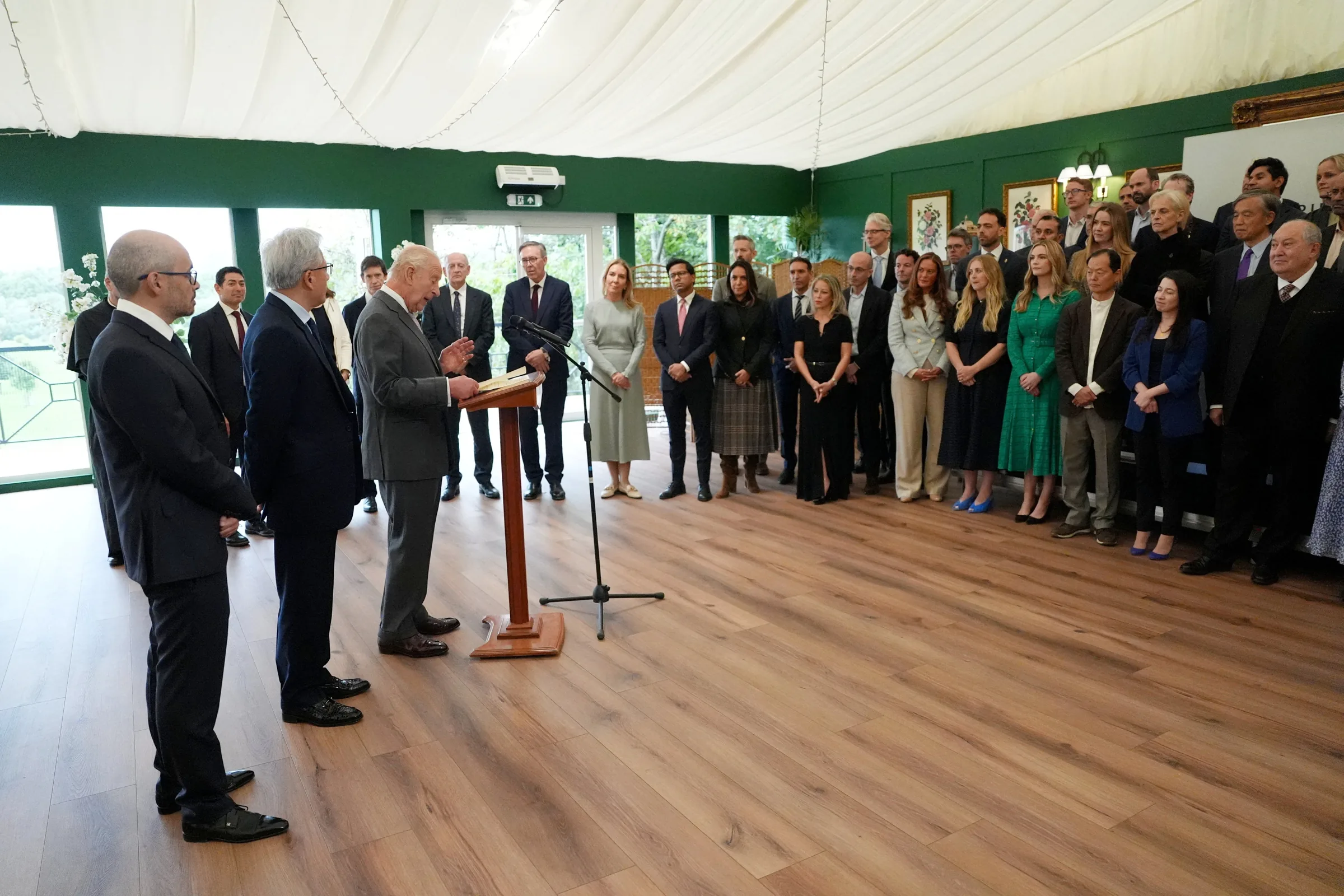 Rei Charles III alerta sobre riscos da IA e pede medidas