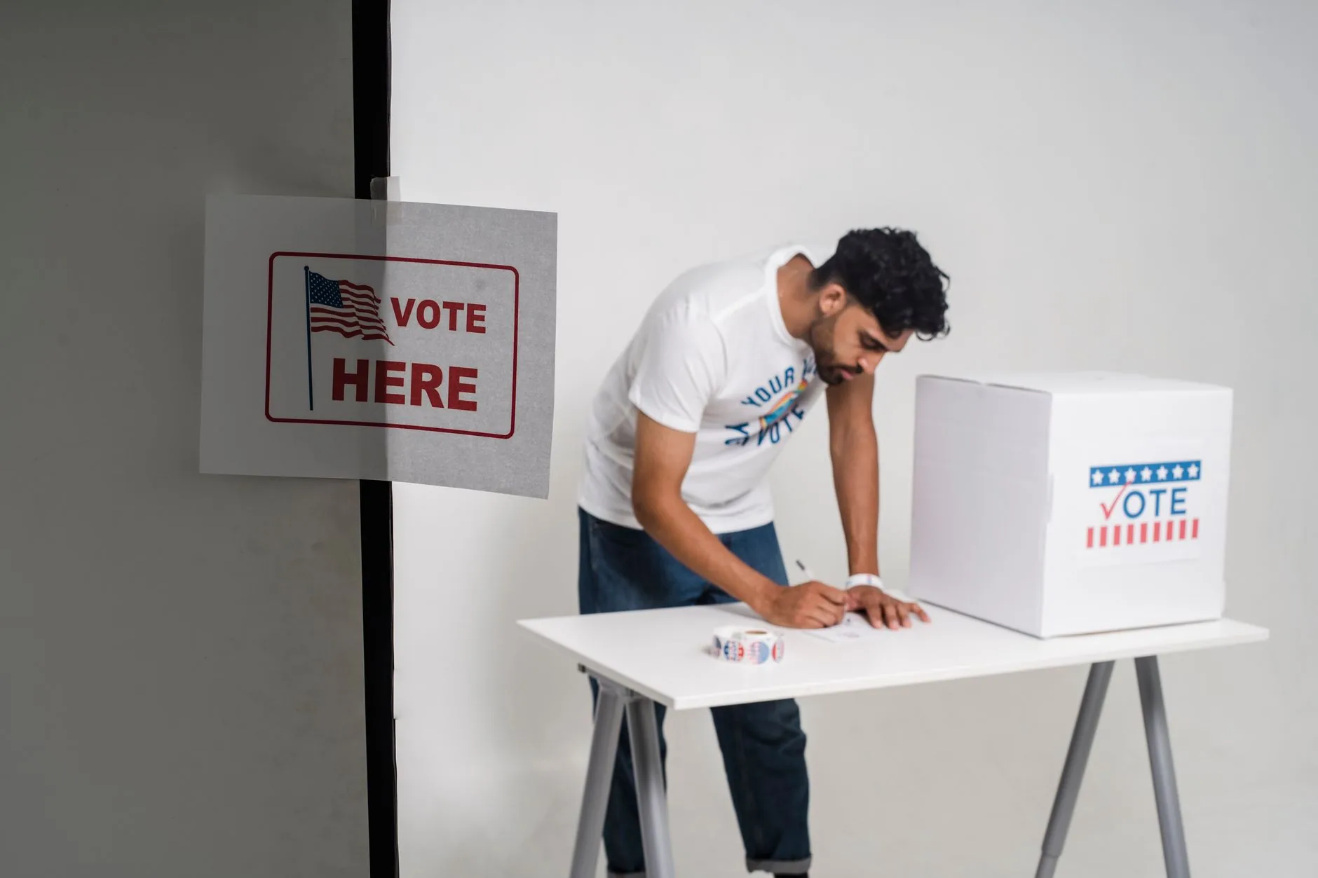 Vídeos de propaganda eleitoral gravados em obras públicas devem ser removidos