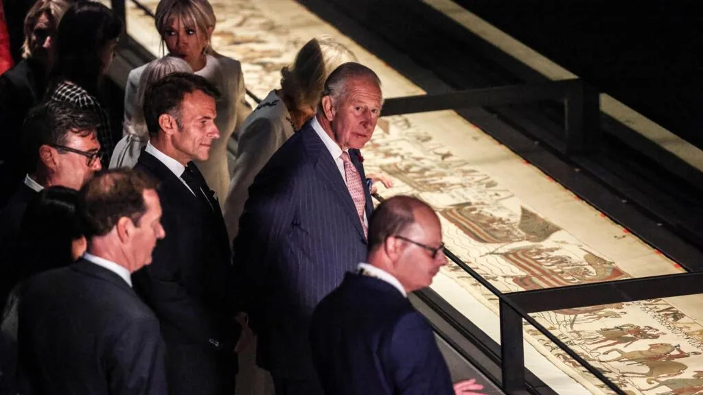 Macron e Burnham discutem migração e Ucrânia após visita à exposição da Tapeçaria de Bayeux