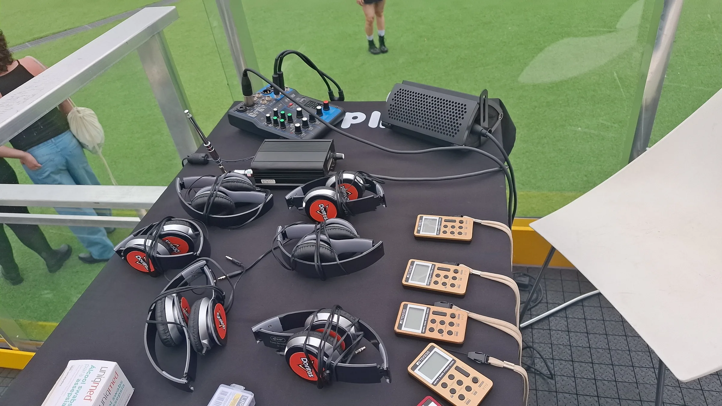 Sentir a música, ‘ver’ o palco pelo rádio e fugir do barulho: como funciona a acessibilidade no Rock in Rio