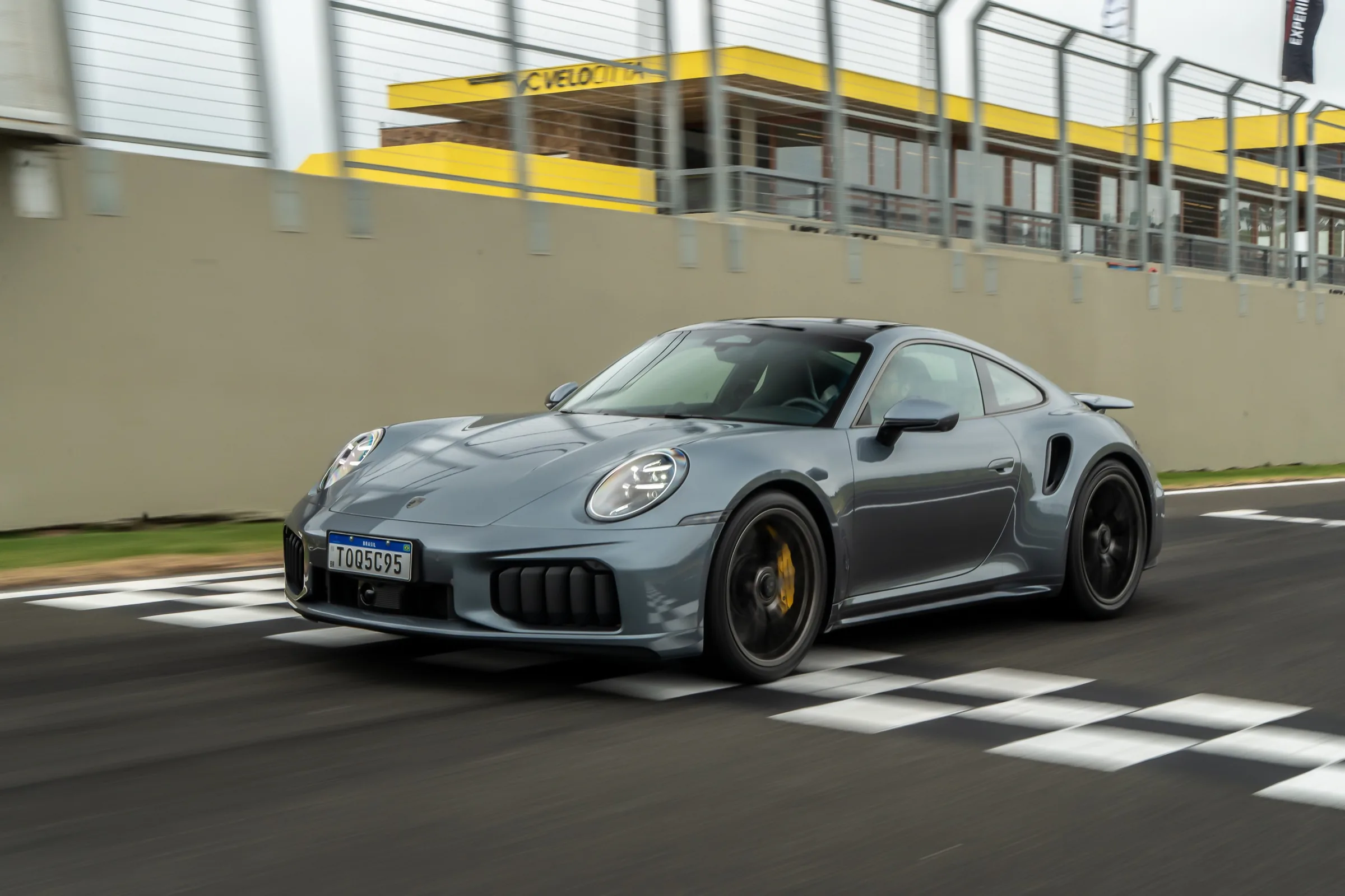 Porsche 911 Turbo S: um esportivo de 711 cv testado no Autódromo