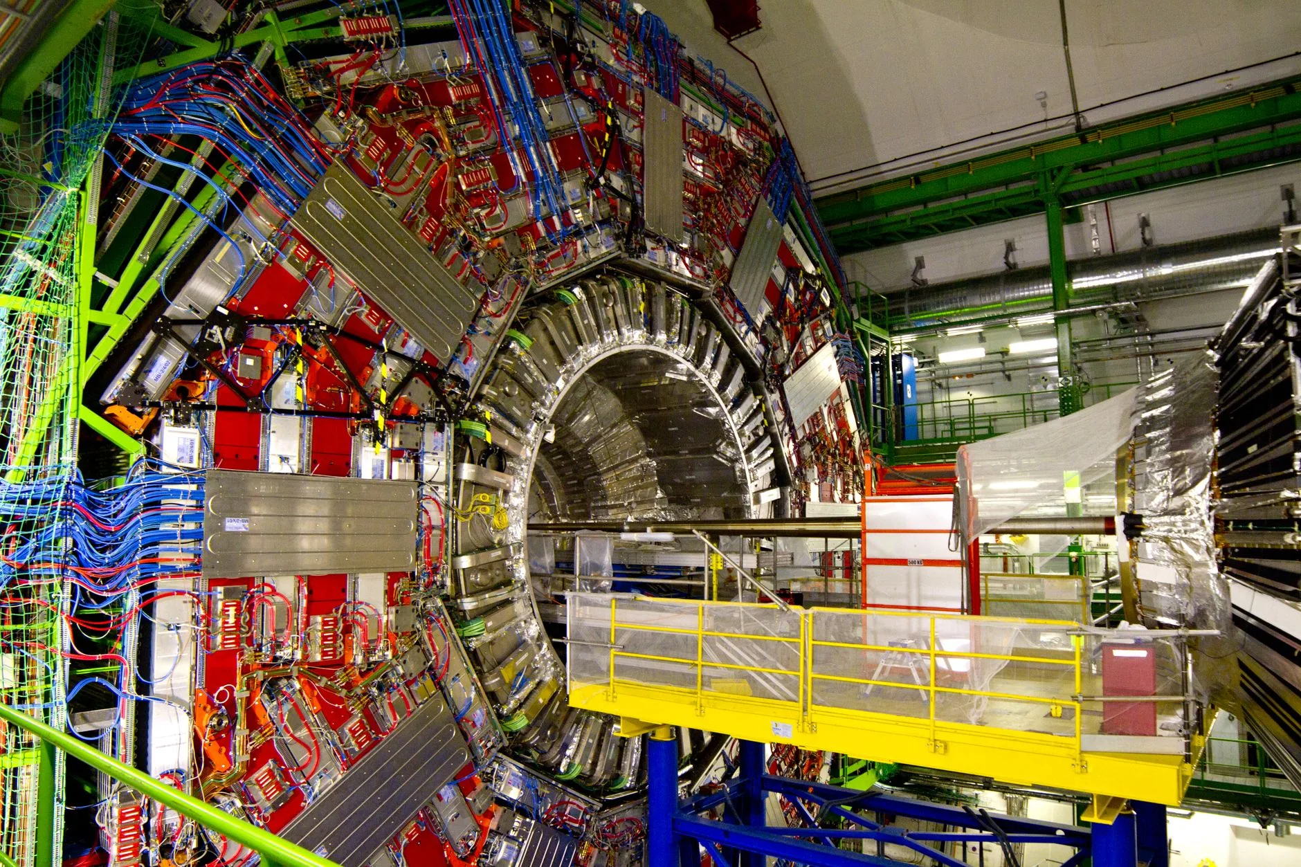 CERN revela comportamento incomum de gluons em núcleos atômicos