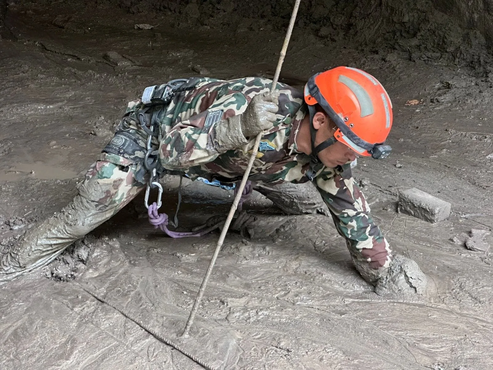 Trabalhador nepalês relata perigo de avalanche de água em túnel