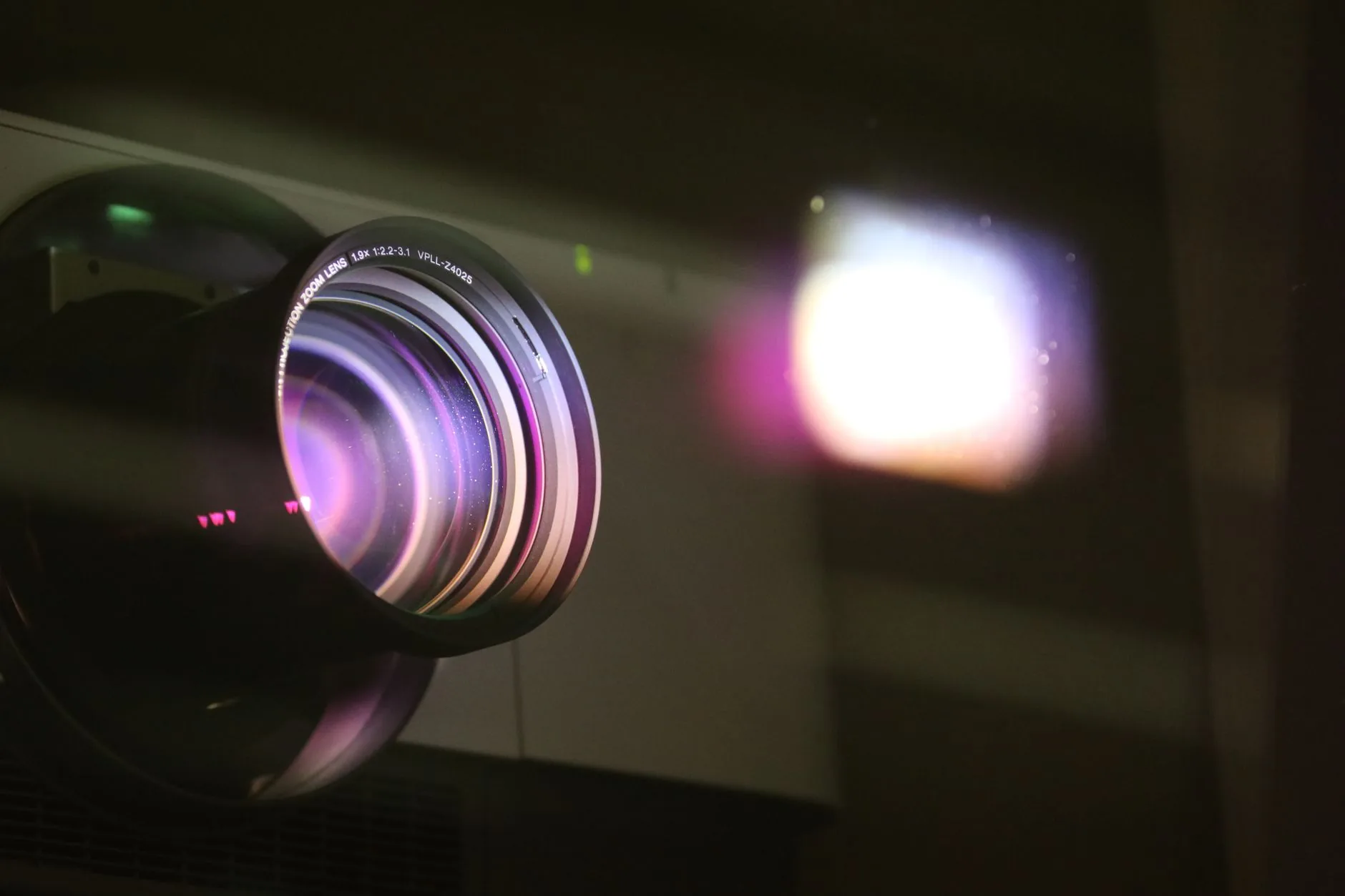 Caltech desenvolve chip que direciona luz em 74 trilhões de segundos