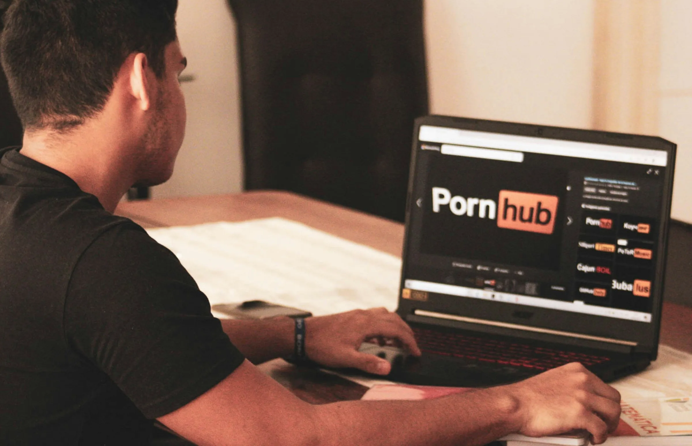 Reino Unido inicia investigação contra Pornhub por proteção a menores
