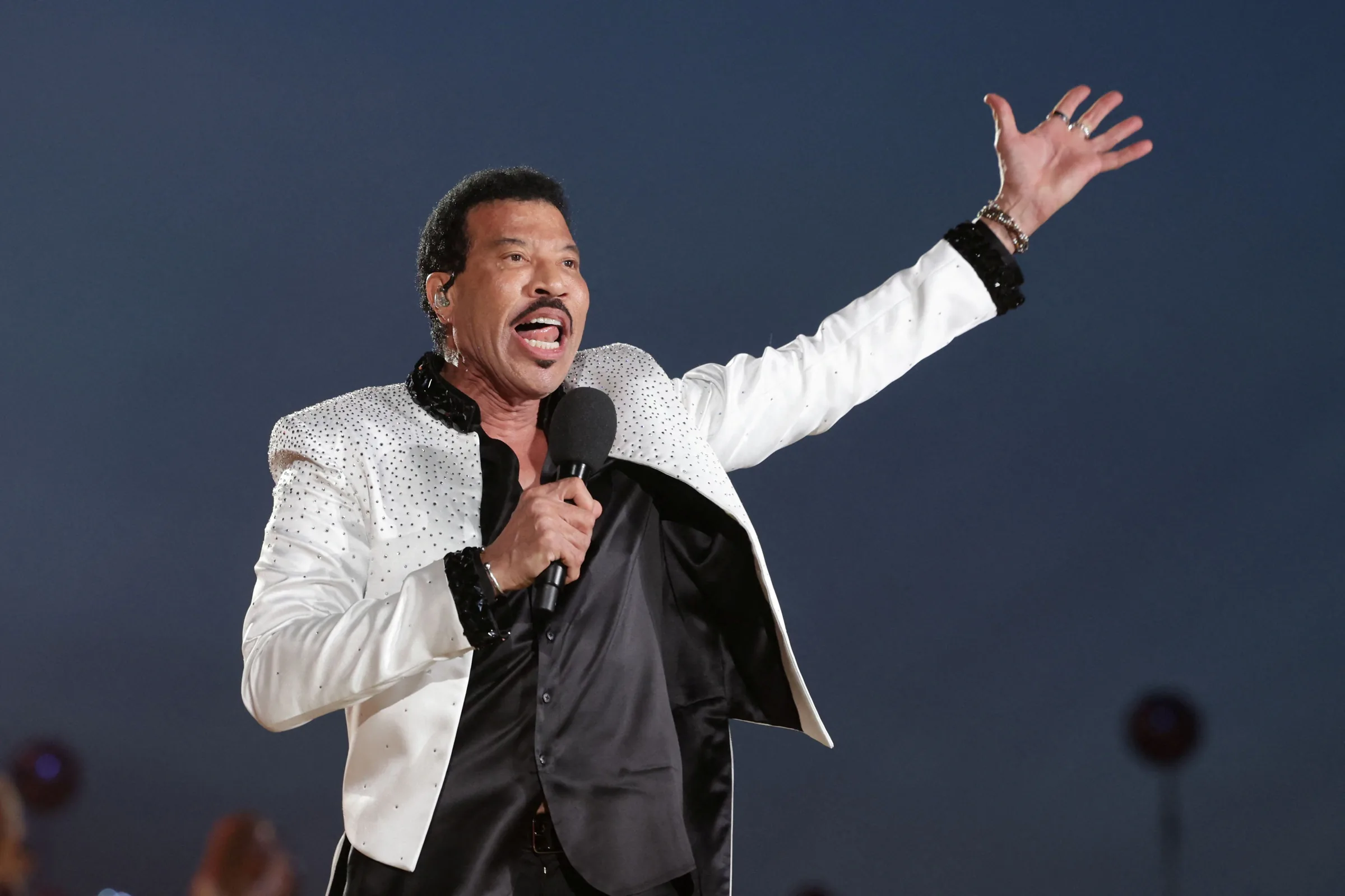 Médicos investigam problema cardíaco de Lionel Richie