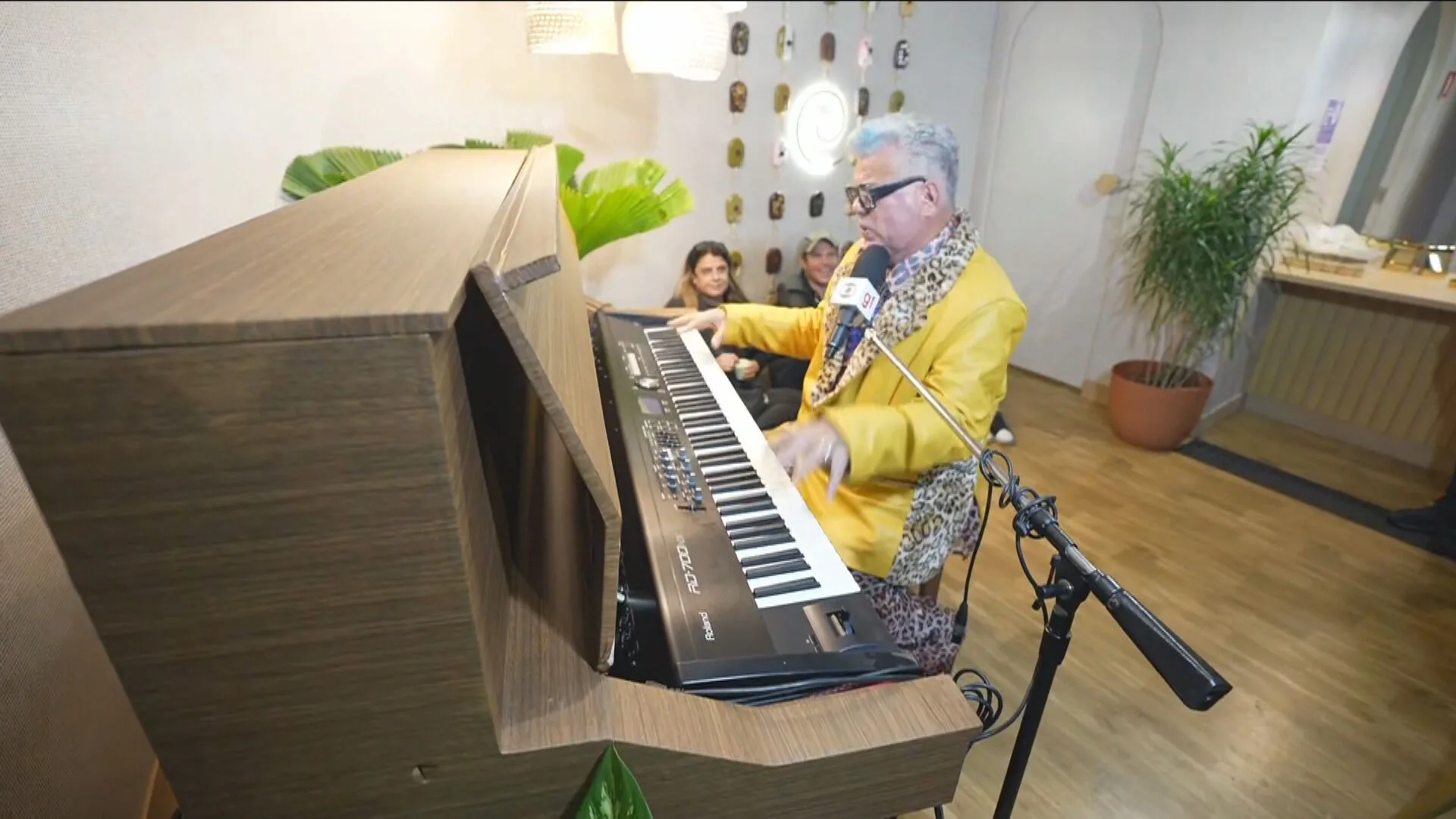 Apresentador faz sucesso no Rock in Rio com look inspirado em Elton John