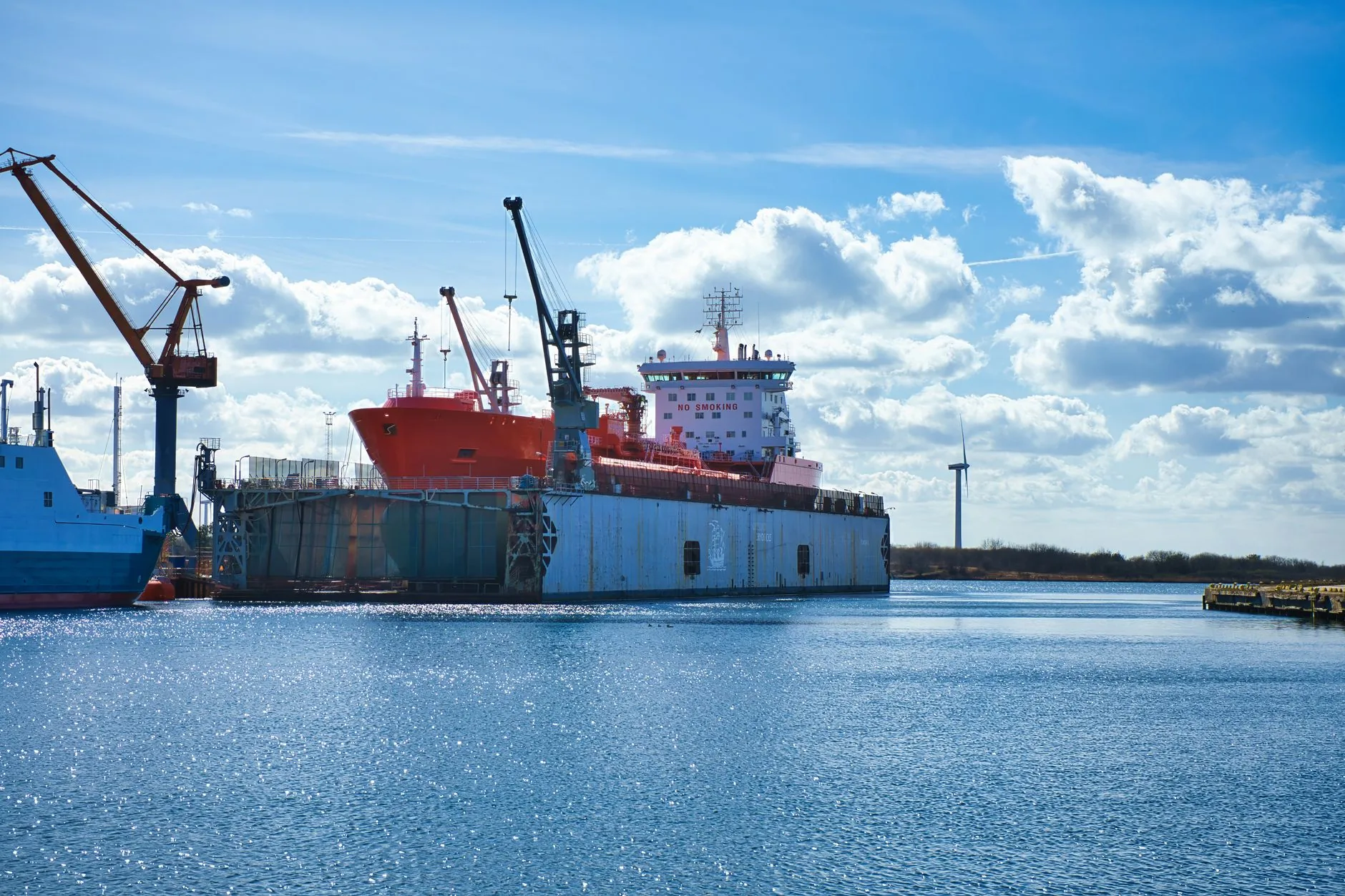 Tarifas de navios-tanque atingem recorde de $1 milhão ao dia