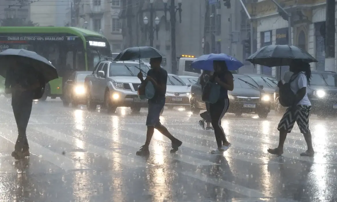 Massa de ar frio, geada e pancadas de chuva: veja a previsão do dia