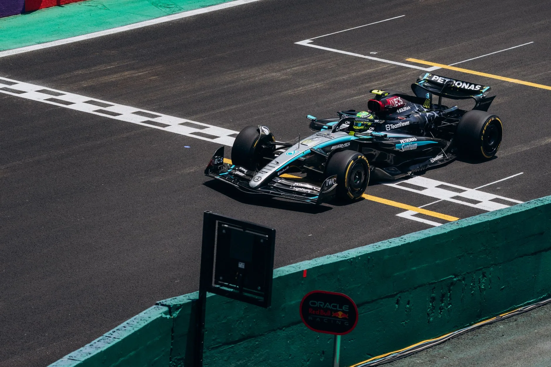 Russell supera Verstappen por 0.1s e vence GP do Azerbaijão