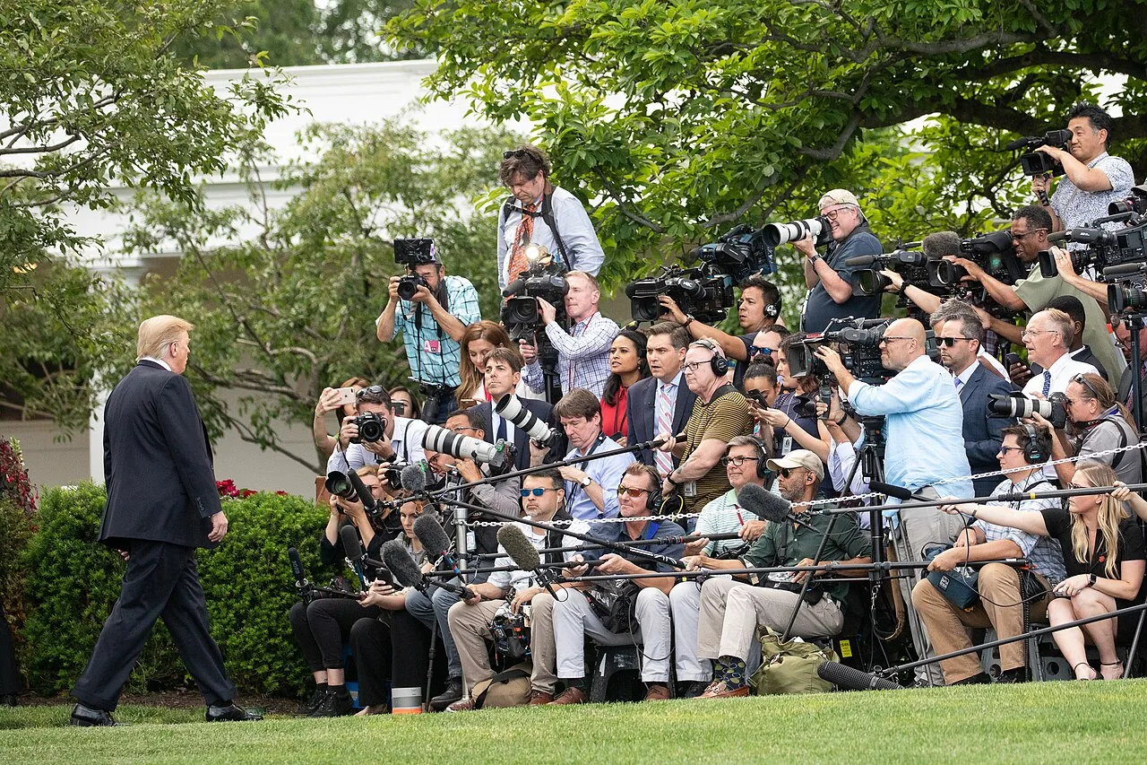 MS NOW, CNN e Politico vão ao tribunal contra banimento de Trump