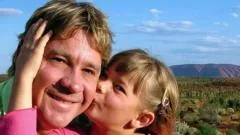 Família de Steve Irwin celebra 'superherói' pai, 20 anos após sua morte