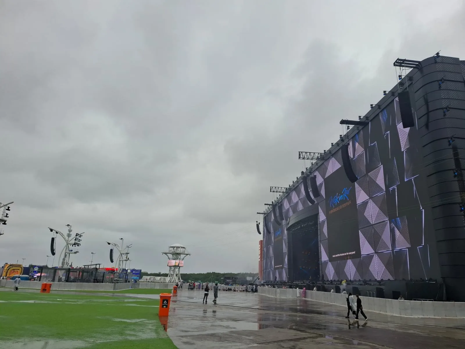 Chuva forte faz Rock in Rio suspender agendamento de brinquedos