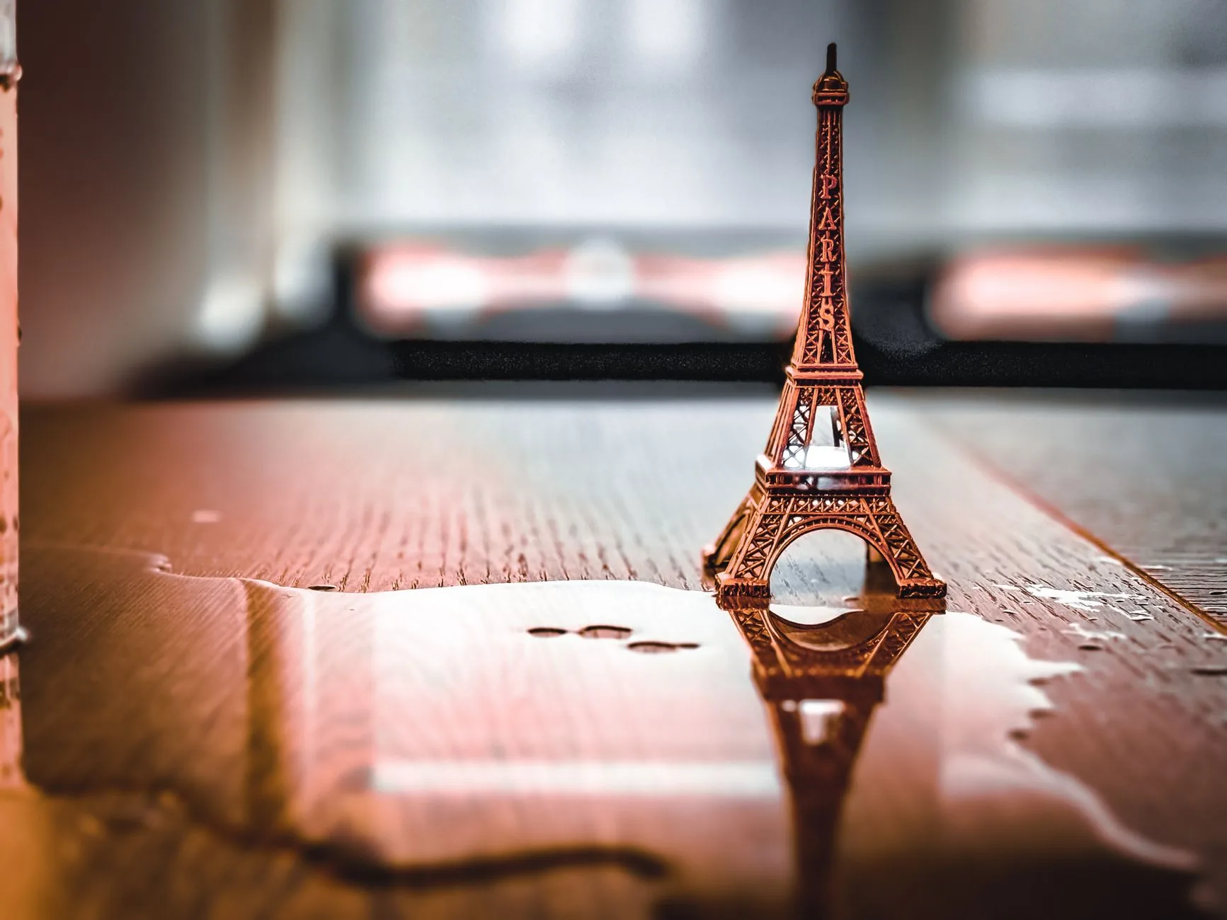 Trabalhadores da Torre Eiffel realizam greve após exclusão de mulheres