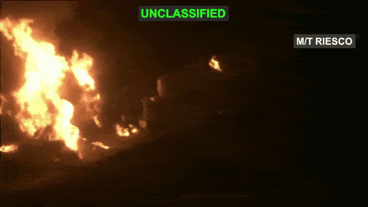 EUA divulgam imagens de petroleiro iraniano afundando após ataque no Golfo de Omã