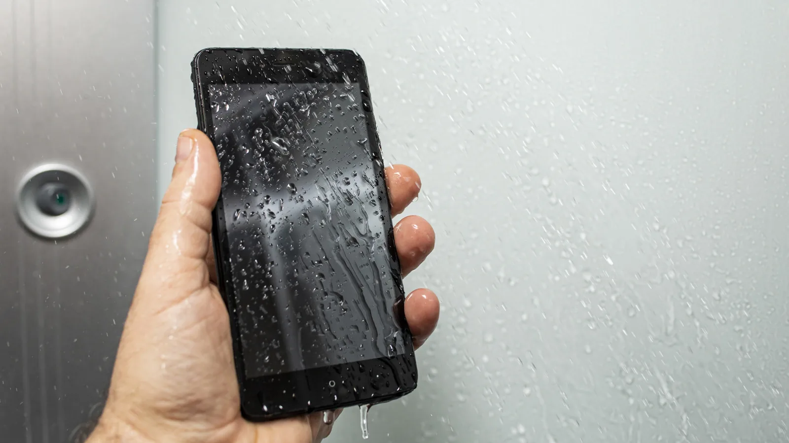 Por que não levar o celular na banheira?