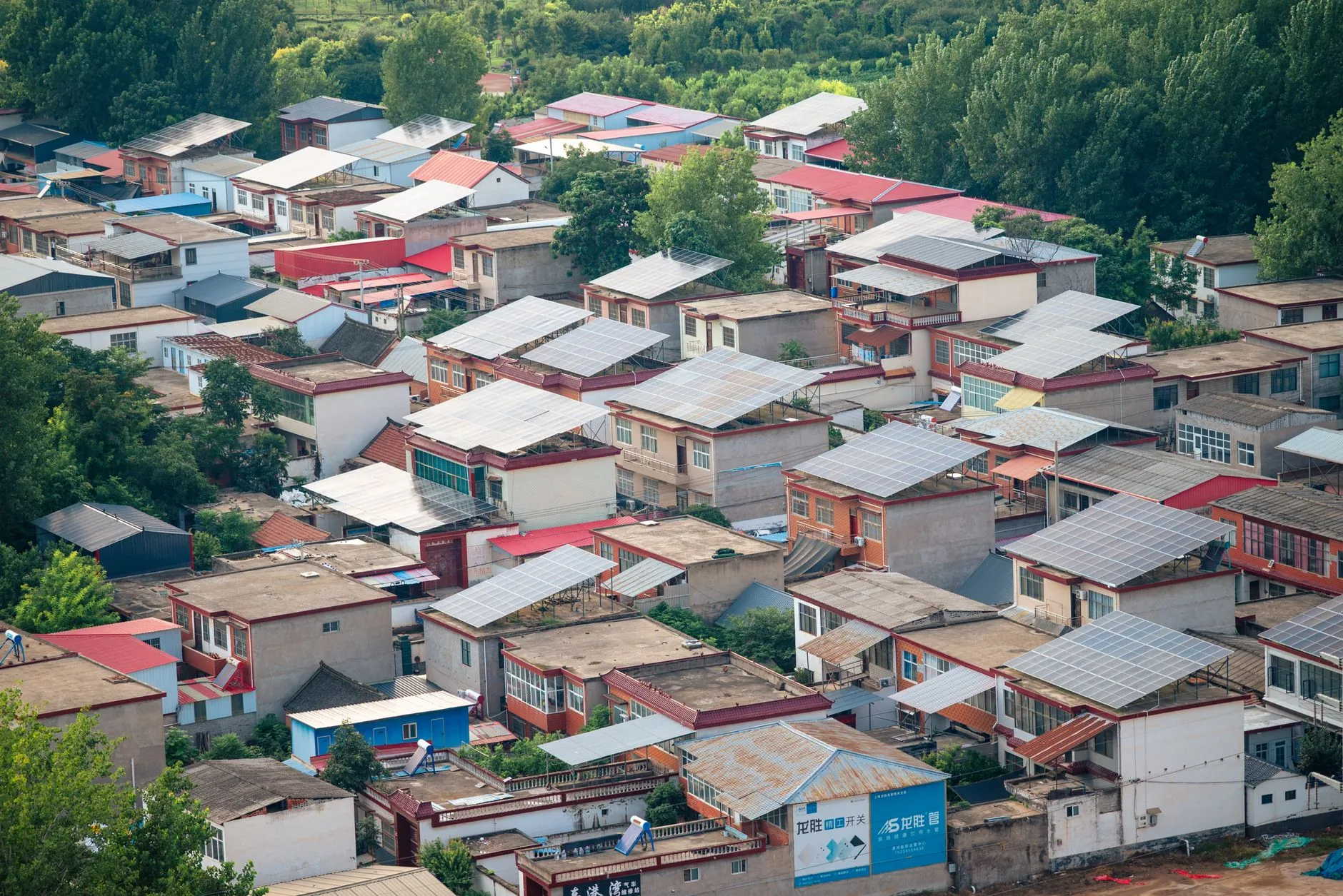 China reduz custo de painéis solares e impulsiona instalações de telhados
