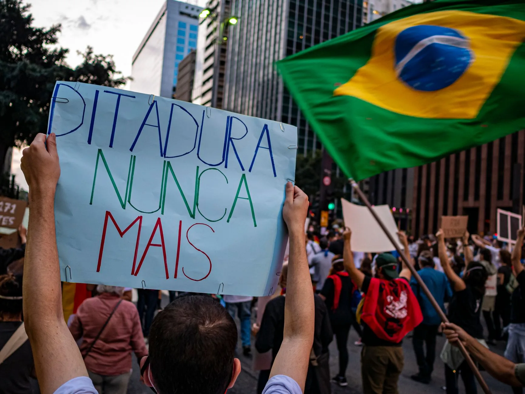 Balanço: Escalas Trabalhistas, Investigações Políticas e Diplomacia Internacional