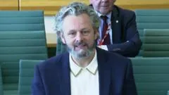 Ator britânico Michael Sheen se reúne com primeiro-ministro sobre acusações de descarte tóxico