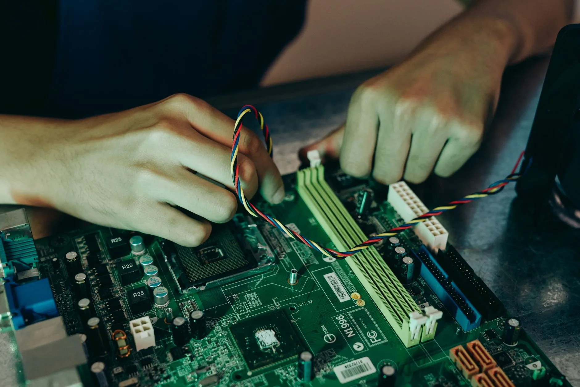 PrismML lança modelo compacto de IA para computadores pessoais