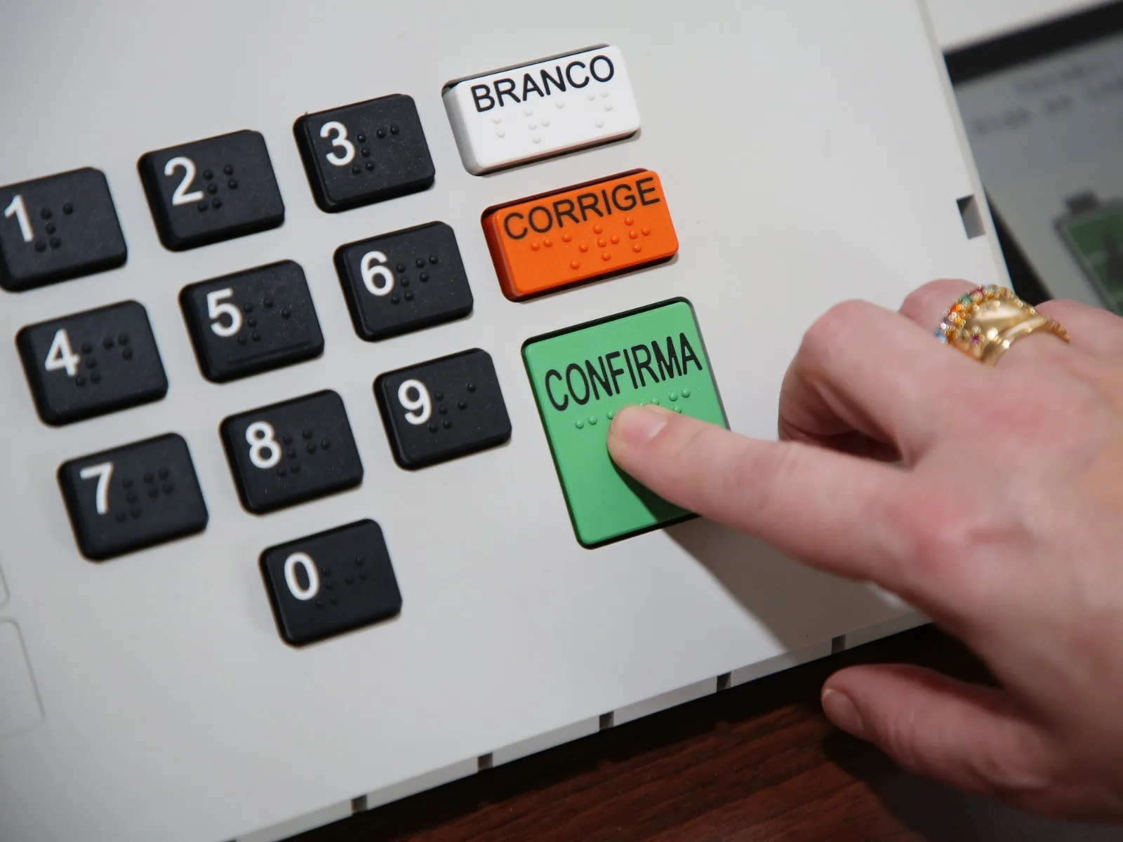 Vai trabalhar no dia da eleição? Patrão pode descontar horas para votar? Veja seus direitos