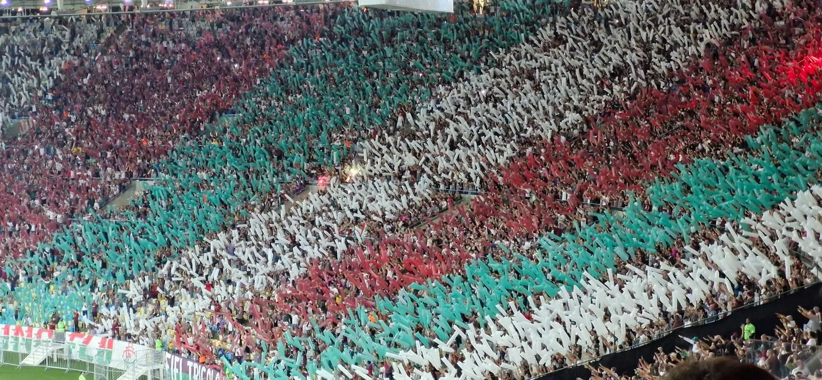 Torcida do Fluminense planeja festa com balões para jogo da Libertadores