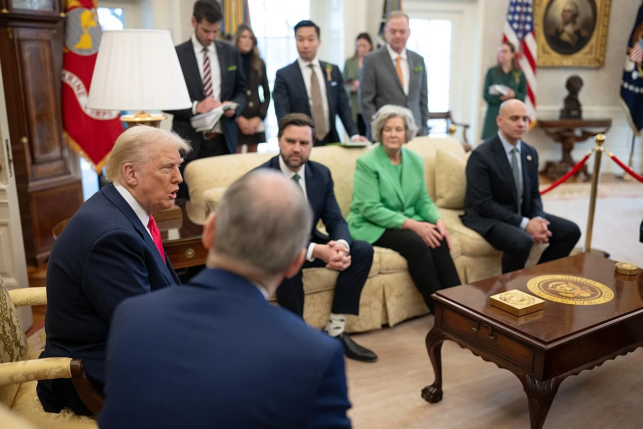 Trump defende unificação da Irlanda e fala sobre guerra com Irã e conflito com Canadá