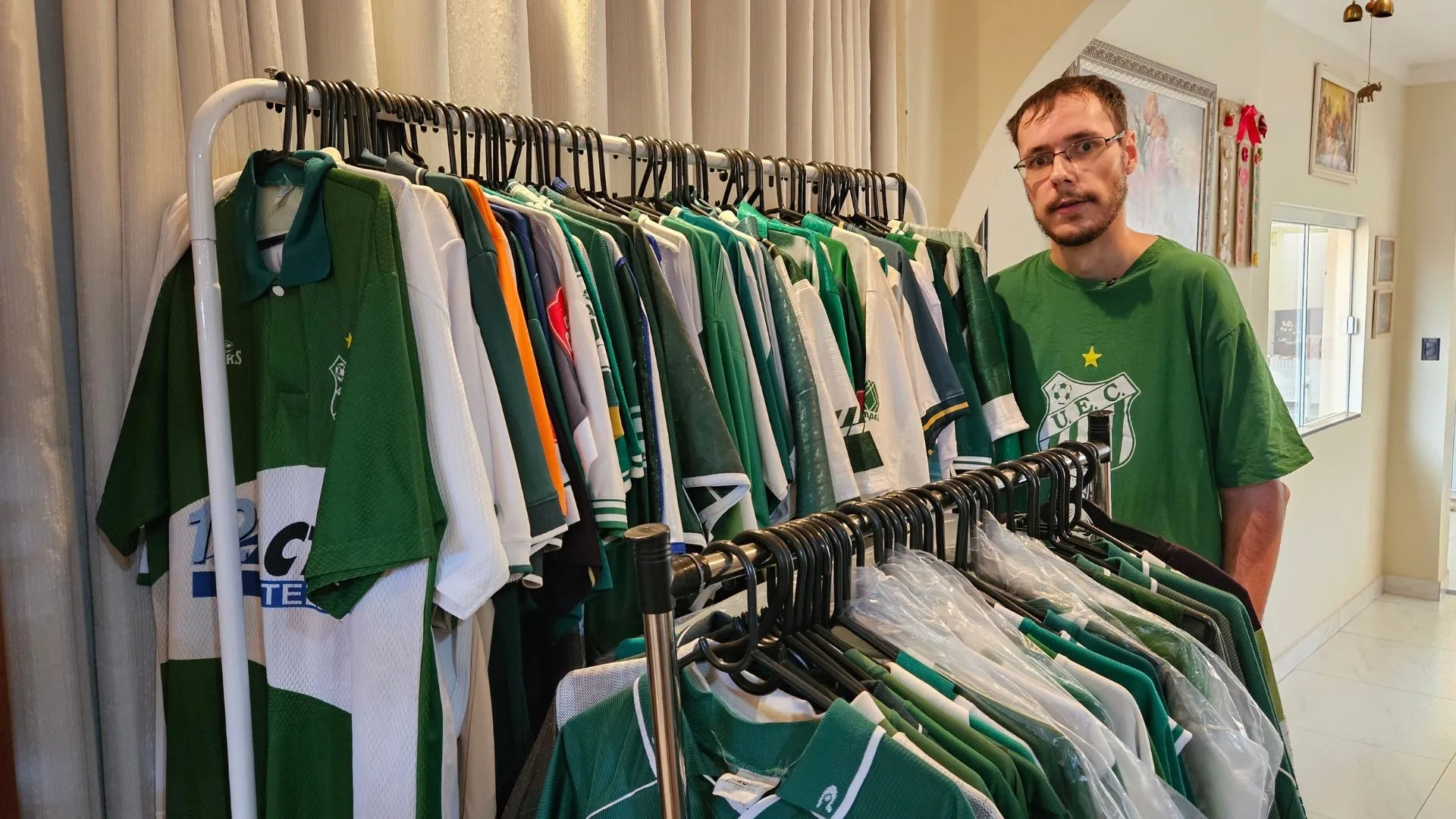Torcedor mantém coleção com mais de 130 camisas históricas do Uberlândia; veja modelos raros