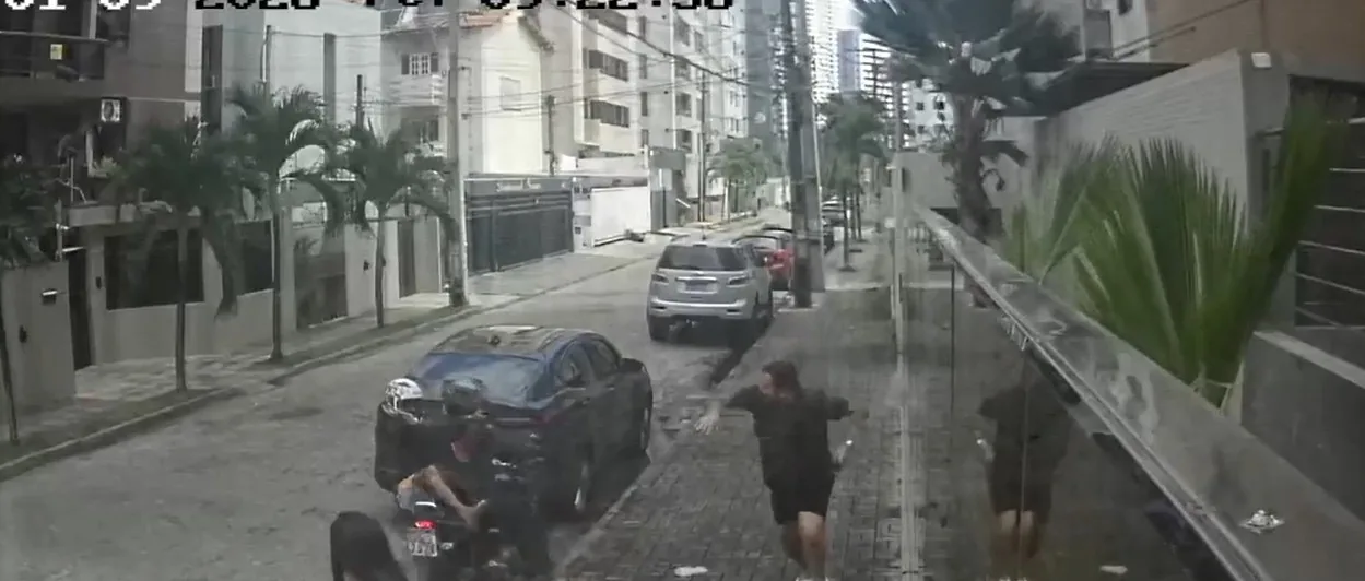 Casal é alvo de tentativa de assalto enquanto andava por calçada em rua de João Pessoa; VÍDEO