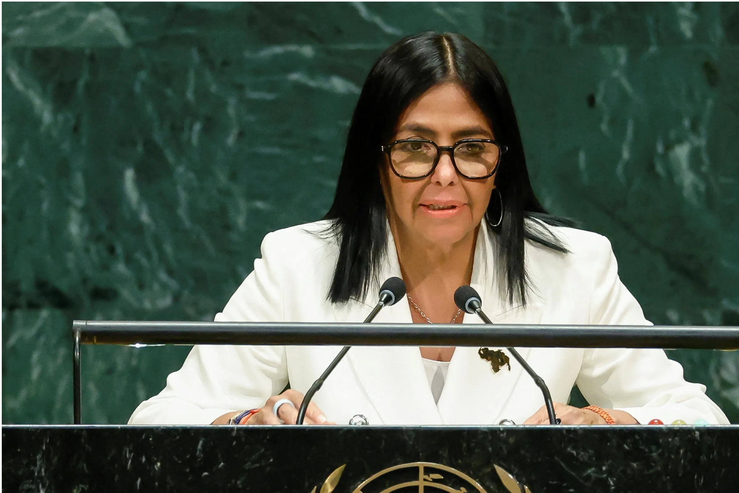 Delcy Rodríguez usa broche com mapa da Venezuela em discurso na ONU