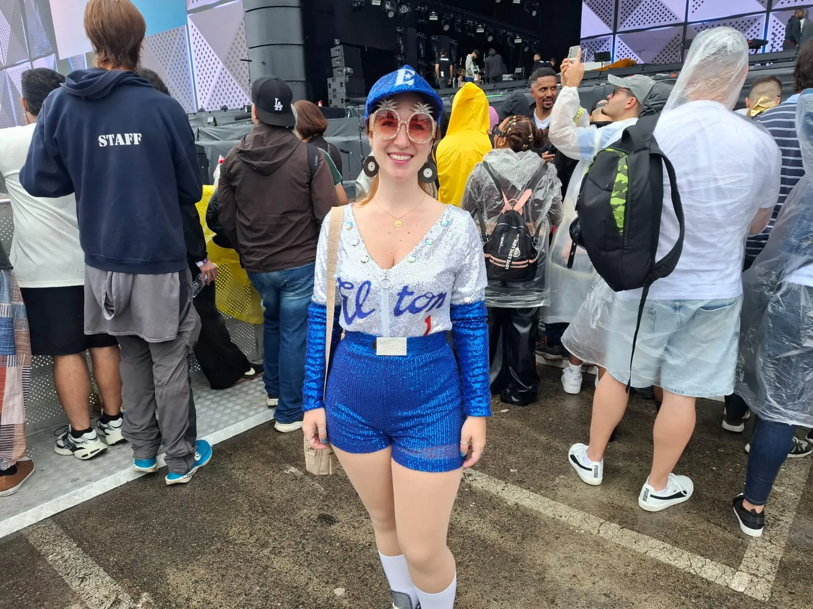 Fãs de Elton John se inspiram em looks do artista na Cidade do Rock