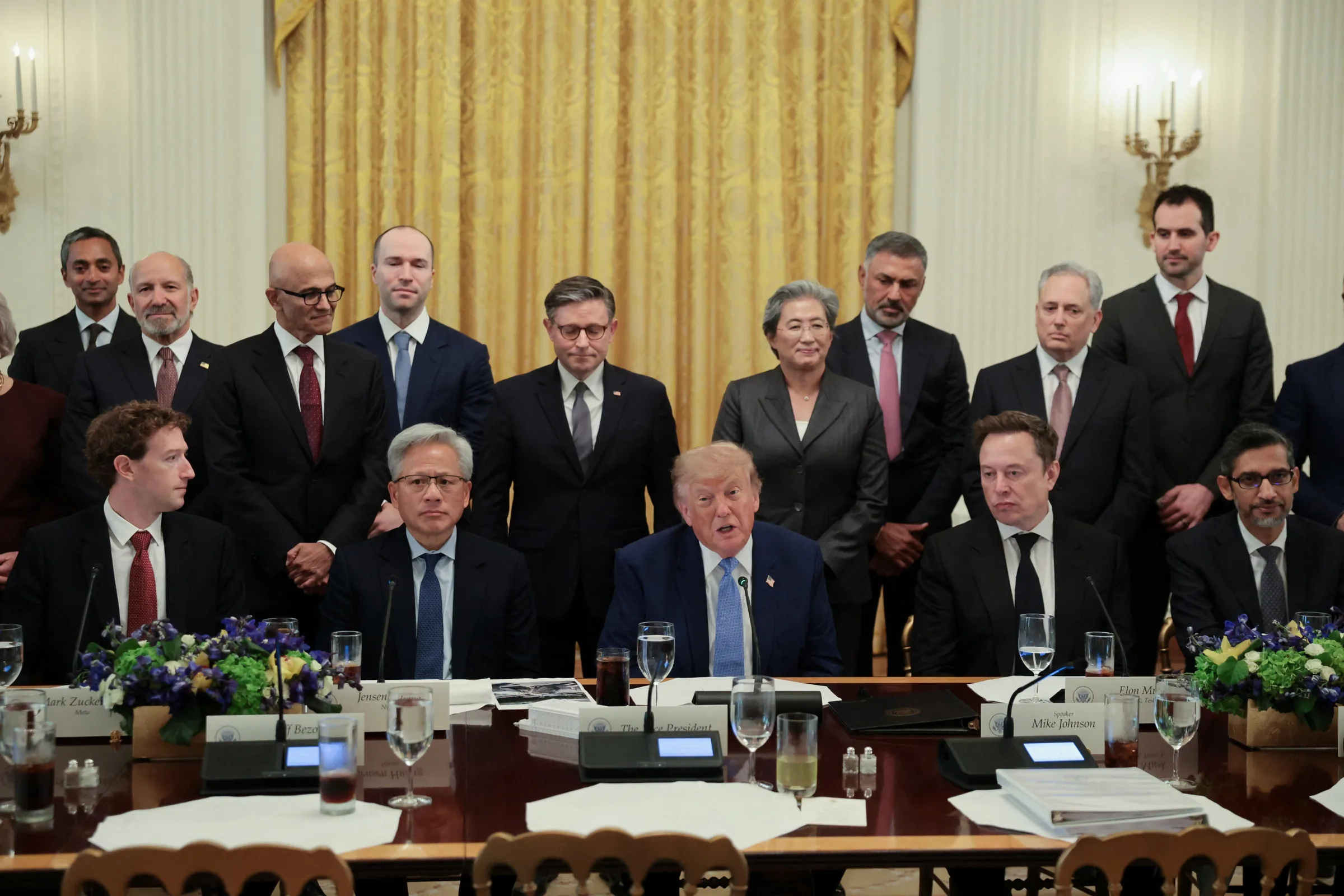 Em encontro com CEOs de IA, Trump diz que empresas vão se 'autorregular'; veja FOTOS