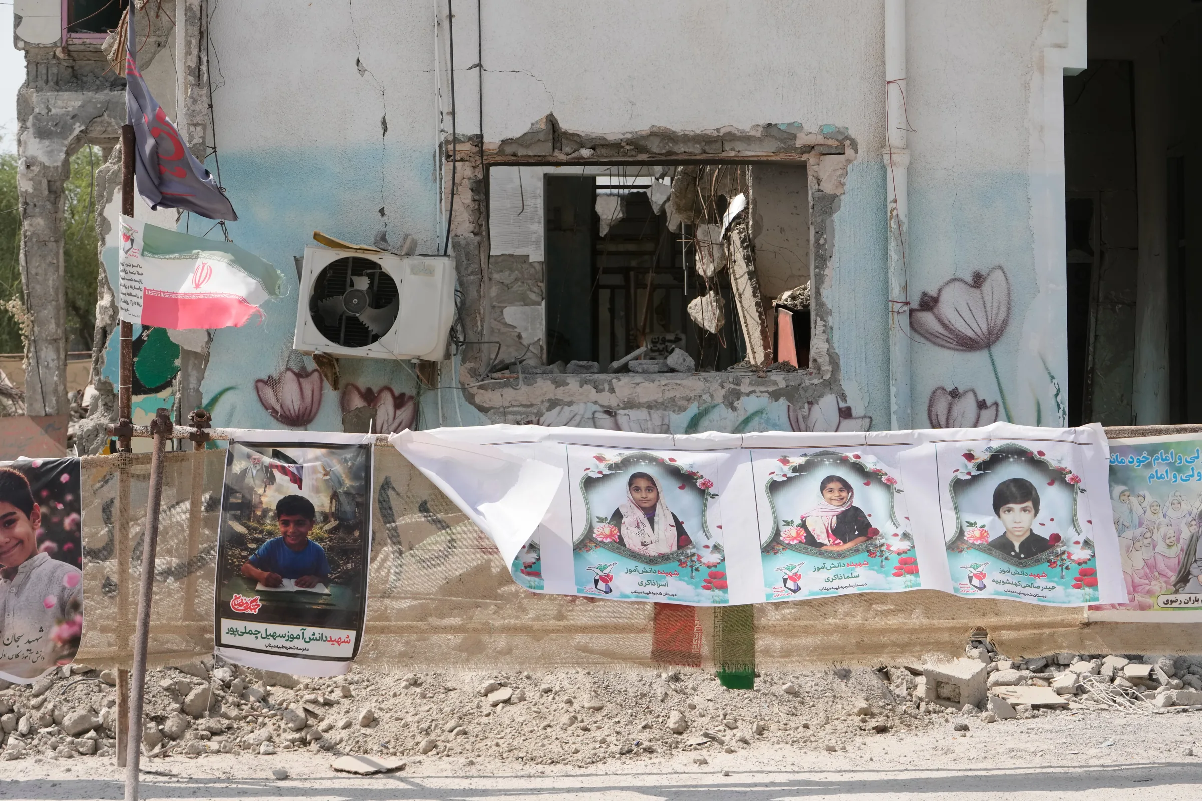 Escola iraniana atingida por bombardeio vira memorial para crianças
