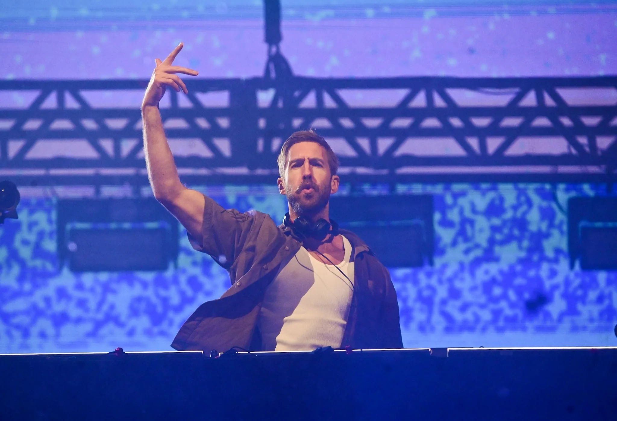 Calvin Harris encanta público no Rock in Rio com sucessos e efeitos visuais